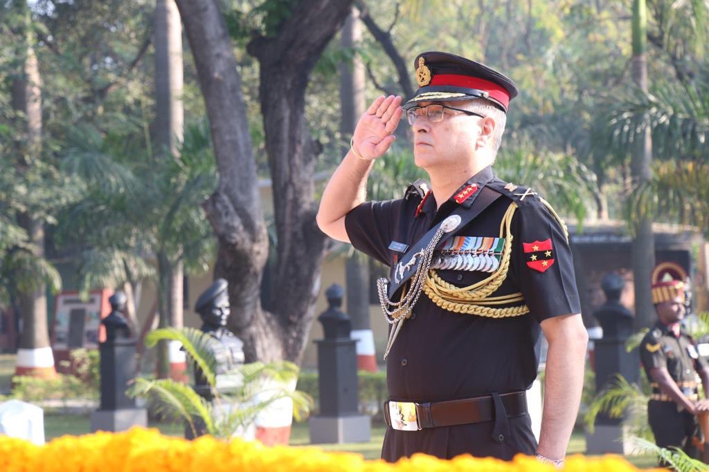 IaSouthern's tweet photo. Lt Gen Manjit Kumar took over as Chief of Staff, HQ #SouthernCommand. On assuming the appointment, the General laid wreath at the Command War Memorial, #Pune and paid his homage to the fallen braves.
#IndianArmy
@adgpi https://t.co/sMHpSsZU1V