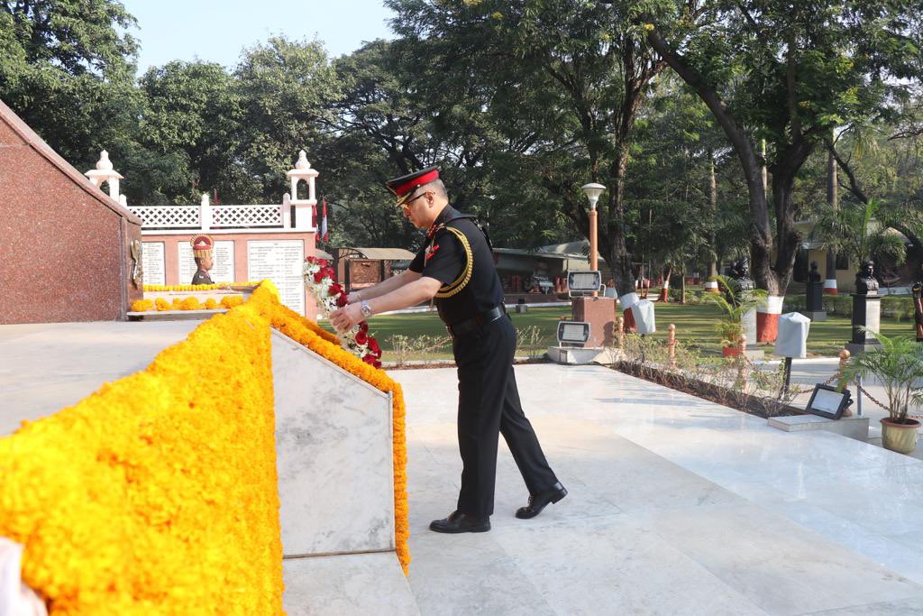IaSouthern's tweet photo. Lt Gen Manjit Kumar took over as Chief of Staff, HQ #SouthernCommand. On assuming the appointment, the General laid wreath at the Command War Memorial, #Pune and paid his homage to the fallen braves.
#IndianArmy
@adgpi https://t.co/sMHpSsZU1V