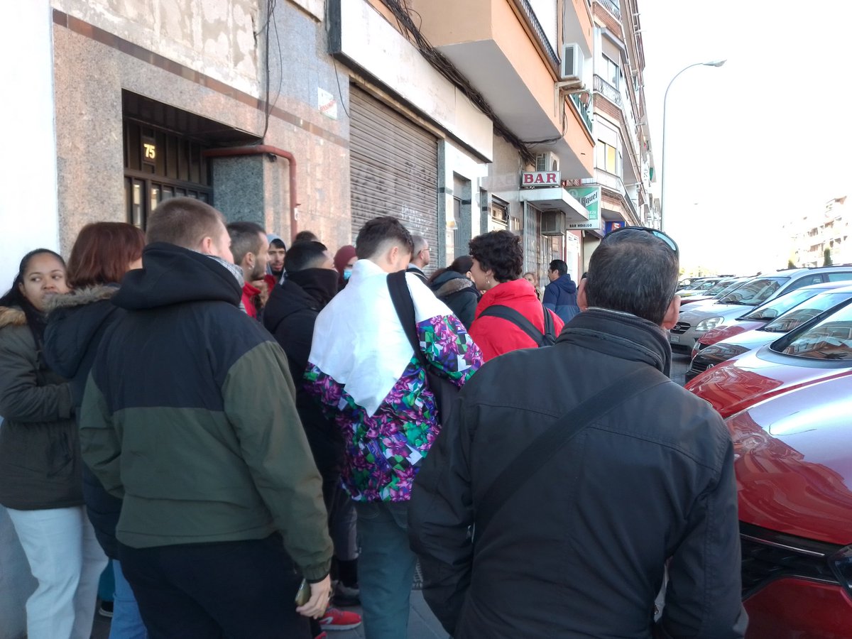 Ahora mismo en #MariaRosaSeQueda, policía y antidisturbios municipales frente a los y las vecinas que resisten en las  puerta