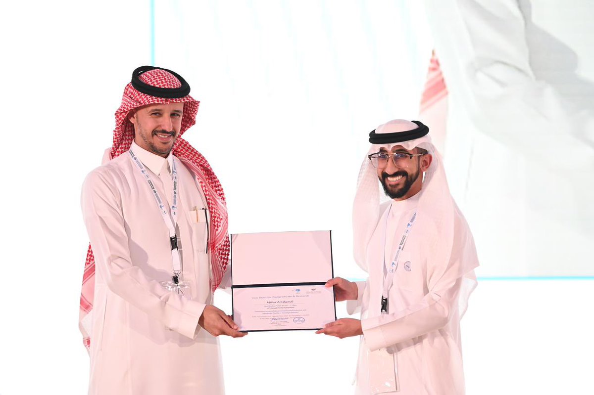 فاز الدكتور ماهر الغامدي طبيب امتياز في كلية #طب_الاسنان 
في المركز الأول من فئة الطلاب والطالبات 
في مسابقة الملصقات البحثية 
للندوة العلمية الخامسة عشر الابتكار في #طب_الأسنان
#15ADS
#IAUdent_15ADS
#جامعة_الإمام_عبدالرحمن_بن_فيصل