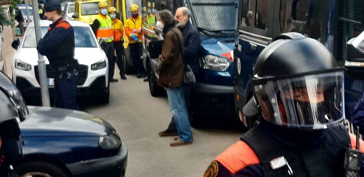 PAHC_Sabadell's tweet photo. La comitiva vol deixar la família amb dues nenes al carrer. 

Mossos intenten reventar la porta amb un ariet per expulsar les companyes de casa seva https://t.co/Zapahc4AIC