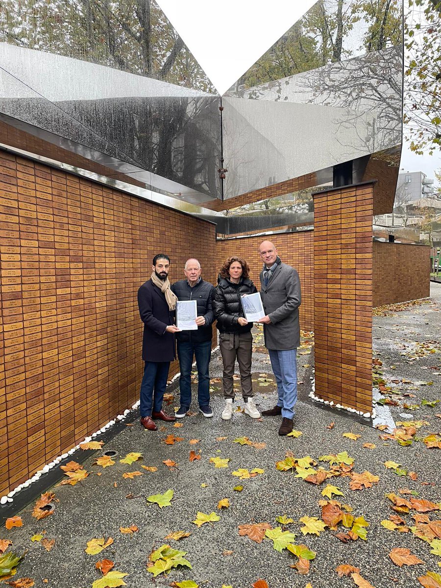 We boden onze initiatiefnota aan <a href="/fbarend/">Frits Jelle Barend</a> en <a href="/barbarabarend/">Barbara Barend</a> aan en hadden een ontroerende ontmoeting bij het namenmonument in Amsterdam.

Tussen de meer dan 100.000 namen van vermoorde Joden staan veel familieleden van Frits en Barbara genoemd. Stil makend.

Dit nooit meer!