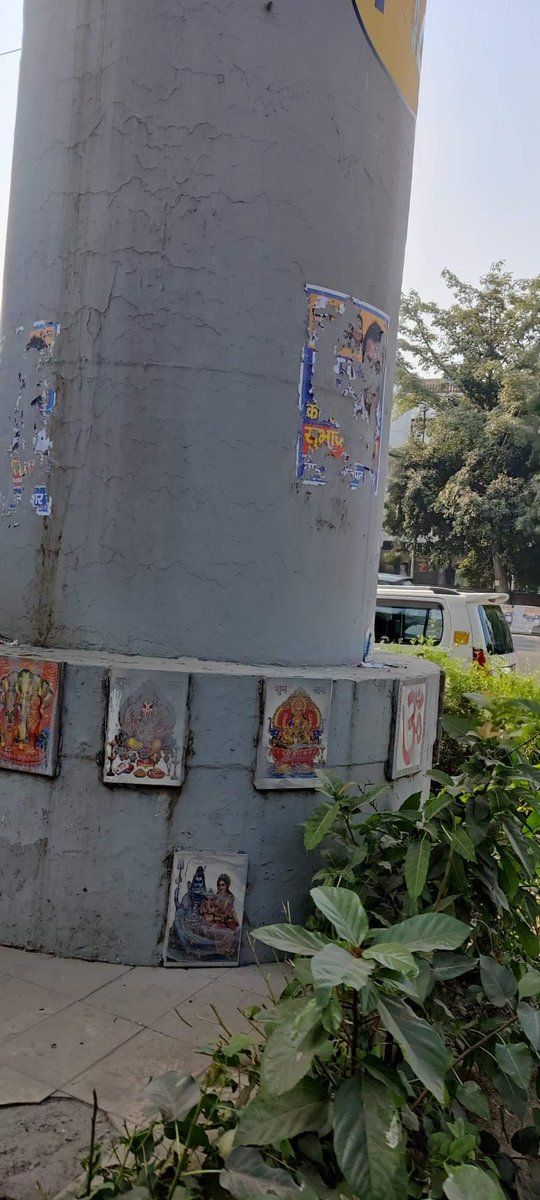 jsrsdelhi's tweet photo. दिल्ली के लाजपत नगर मेट्रो स्टेशन के पिलर पर हिंदू देवी देवताओं की आपत्तिजनक तस्वीरें शर्मसार करती है और दर्शाती है @OfficialDMRC की बर्बरता,यह तस्वीरें हमारी धार्मिक भावनाओं को ठेस पहुंचा रही है,इसे तुरंत प्रभाव से हटाया जाए अन्यथा हम धारा 295/A के तहत उपयुक्त कार्यवाही करेंगे। https://t.co/6Tf7dD3Sbq
