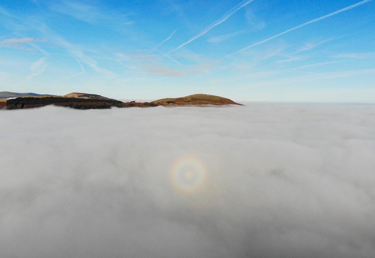 Incredible scenes yesterday morning on Hallin Fell.. Inversions as far as the eye could see, and plenty of Brocken Spectres too! 👌🏼😍
#mountains #cumbria #lakedistrict #cloudinversion #brockenspectre #adventure #hiking #hike #hikingadventures #visitengland