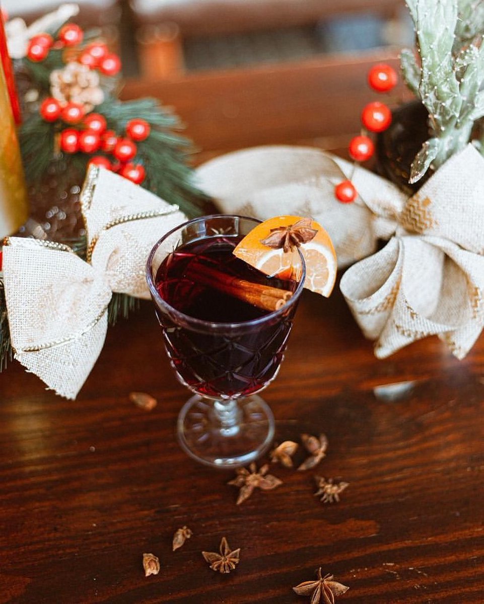 KinoBarcelona's tweet photo. Comienzan estos días tan especiales del año y no existe una bebida que lo represente más que el gluhwein¡Pídenos uno para entrar en calor!
🍷❄️🔥
The special time of the year is beginning - there’s no better drink than gluhwein to enjoy it!
#gluhwein #holidays #kinobcn #elraval https://t.co/3TQkW6QrDR