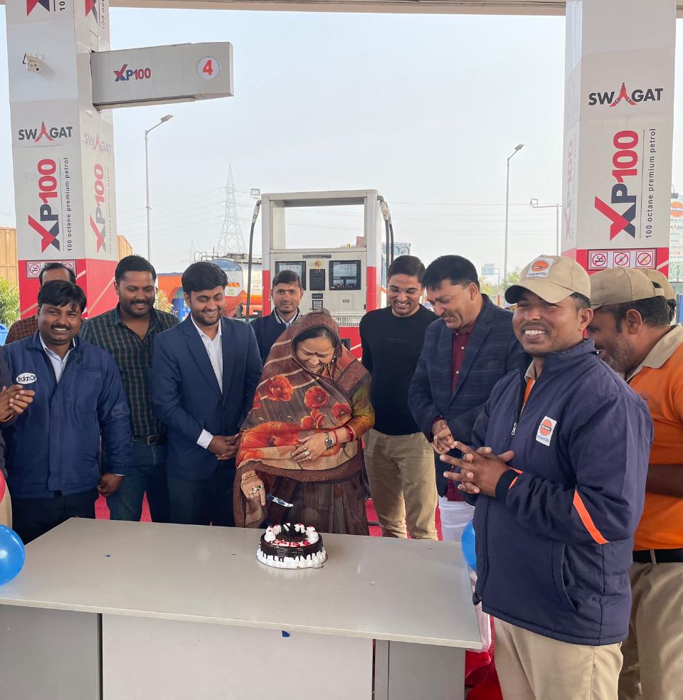 ioclupso2's tweet photo. Celebrations of the 2nd Anniversary of #XP100, country's highest octane petrol, at COCO ALE, Agra DO, Cake Cutting was done by Smt. Seema Upadhayay, Zila Panchayat Adyaksh, Hathras
@ChairmanIOCL @DirMktg_iocl 
@raj_dube 
@AjayGargioc @GeetikaMehra4 @IndianOilcl
@ioclupso2 https://t.co/04o5H8lruo