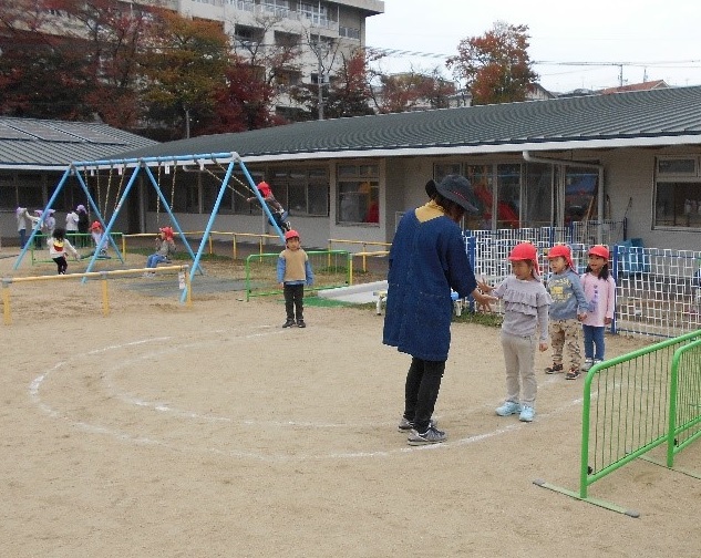 BichuBingoDenim's tweet image. 市立保育施設に，市内のデニム事業者と連携して作られた「デニムの保育服」が導入されました！ 
「日本一のデニム産地・福山」をPRしていきます！

＃福山はデニムの産地