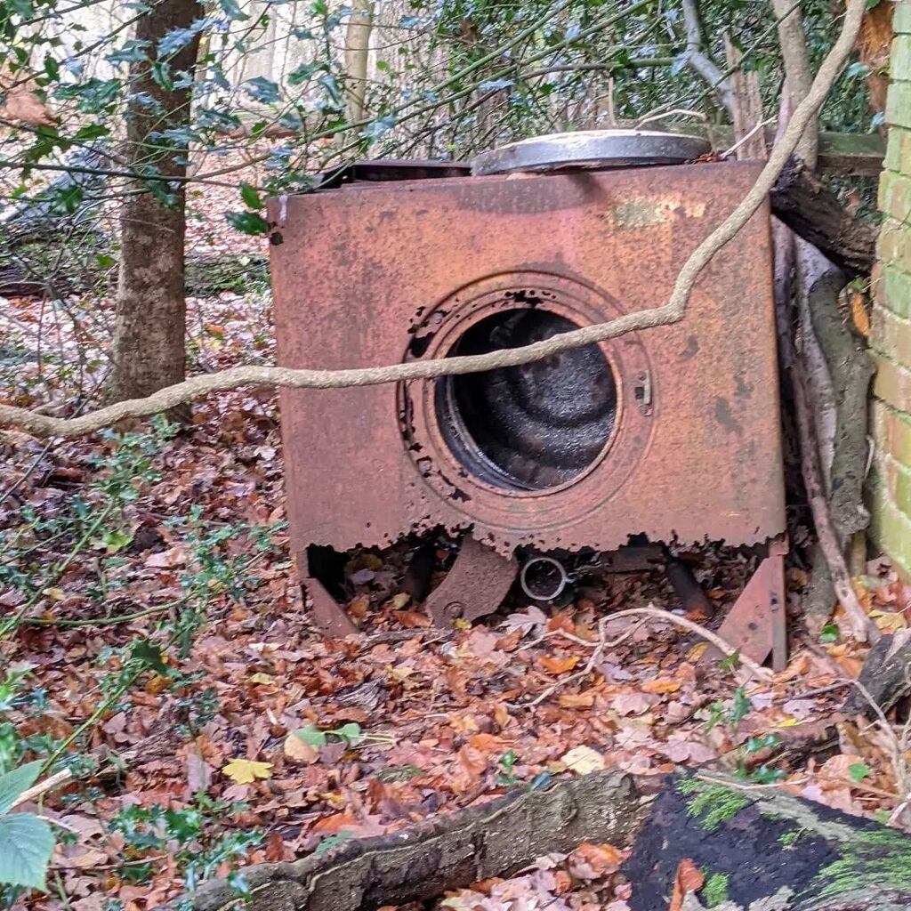 marieowyn's tweet photo. What is it????

As seen / found on a walk through the woods near Biggin Hill airport.

Is it part of a plane engine?

Or an old washing machine that's been fly tipped?

❓❔
❓❔
❔❓

#bigginhillwalks #foundinthewoods
#weekenddogwalk #discardedobjects https://t.co/NWx3YtKm7a https://t.co/hF5So5qRs9