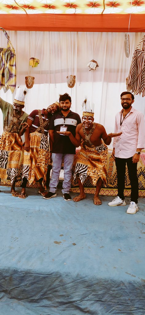 સામાન્ય ચૂંટણી પ્રક્રિયાથી અલગ થીમ પર 'પ્રાઉડ વોટર્સ બુથ' પર સાચે સીદી આદિવાસી સમાજ સાથે લોકશાહી ના પર્વ ની ઉજવણી થઇ હોઈ એવુ અનુભવ્યું... 😂