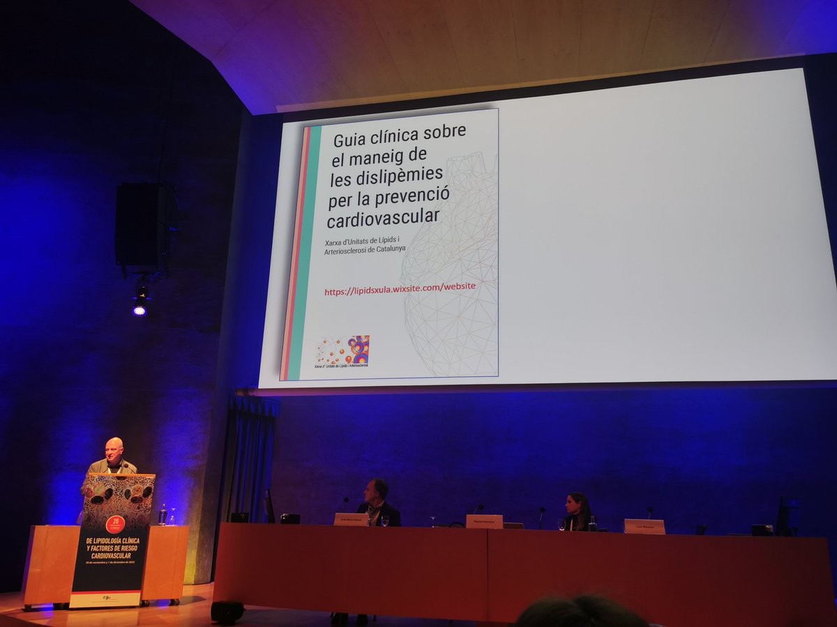 xulacatalunya's tweet photo. El Prof Masana @lluismasana emprant la #guiaXULA22 per il·lustrar l'ús d'estatina+ezetimibe vs monoterapia
https://t.co/fJh5k7ufDk
Avui podreu aconseguir-ne en format paper a la #fipec 🤩 https://t.co/TxURGot9p8