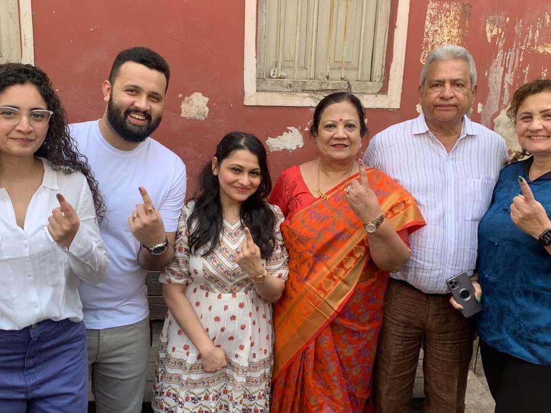DarshanaJardosh's tweet photo. लोकतंत्र के सबसे बड़े पर्व को परिवार के साथ 'मतदान' देकर मनाया... 

आप सबने वोट डाला क्या ? अगर नहीं, तो अभी जायें एवं अपना अनमोल वोट करें।

#GujaratAssemblyPolls #GoVote https://t.co/gyHnGhQrnh