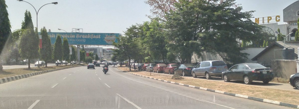 Austynzogs's tweet image. @Gidi_Traffic 10h52: Long queue at AP filling station, Shehu Shagari Way, Maitama, ABUJA #AbujaTraffic