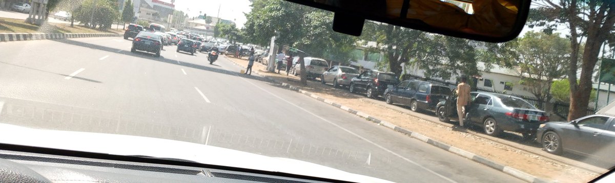 Austynzogs's tweet image. @Gidi_Traffic 10h52: Long queue at AP filling station, Shehu Shagari Way, Maitama, ABUJA #AbujaTraffic