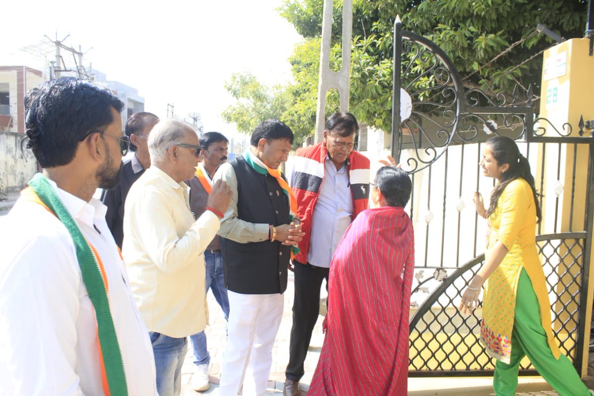 Chandanjit11's tweet photo. આજ રોજ સિદ્ધપુર શહેરના દેથળીરોડ, શિવનગર ખોડીયારપુરા, ભાઈકાકાનગર કોમ્પ્લેક્સ, અંબાલાલ ની ચાલી, દેસાઈવાસ માં ડોર ટુ ડોર ચૂંટણી પ્રચાર કરી વડીલો ના આશીર્વાદ લીધા.
#કોંગ્રેસ_આવે_છે #chandanjithakor #sidhpur #CongressAveChe https://t.co/kQAIG3rD5t