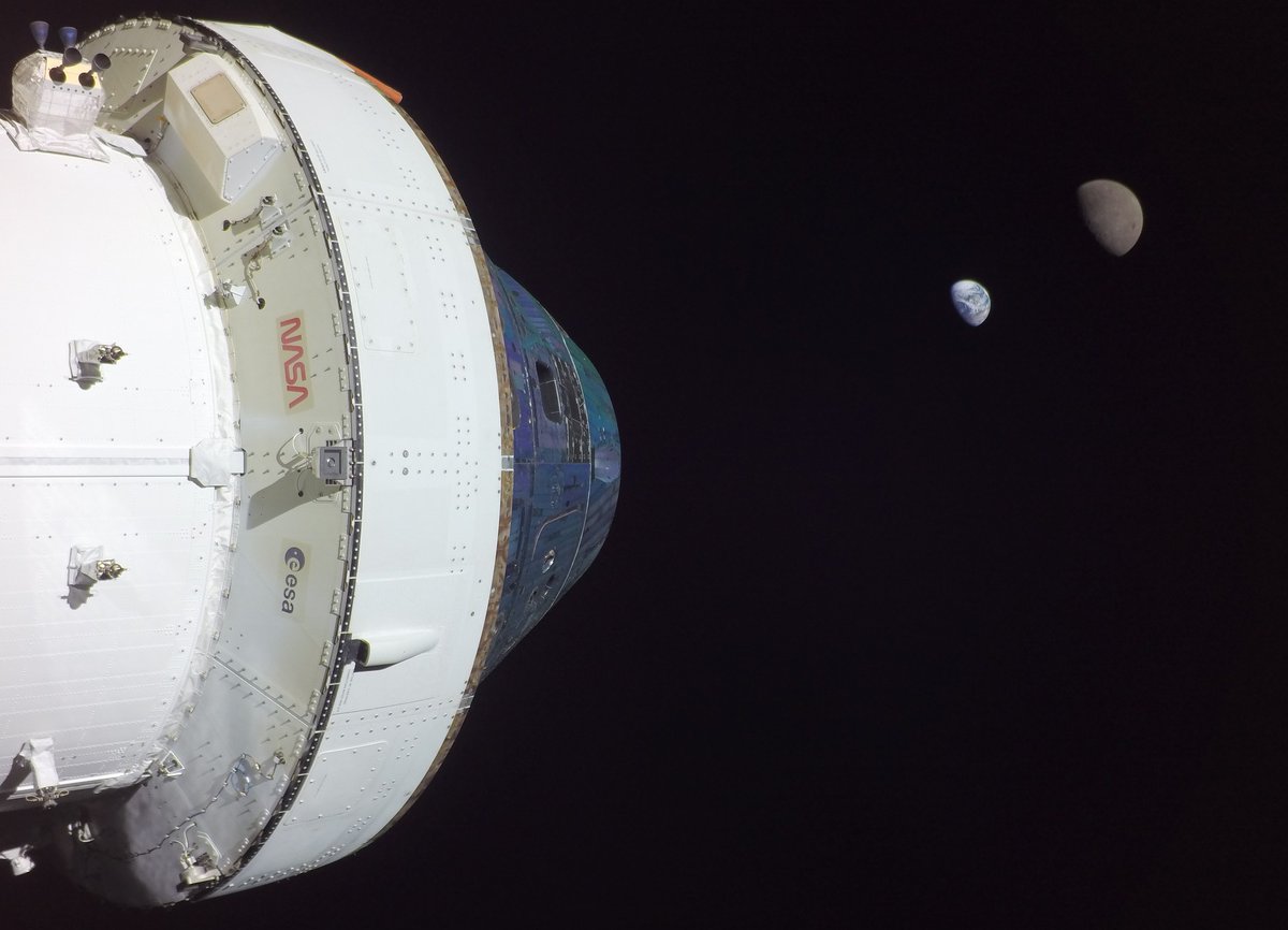 ESA_de's tweet image. 📷 Ikonisches Foto: Ein großer Moment für die ESA, die europäische Industrie &amp;amp; die internationalen Partner. Ein Blick auf unseren Heimatplaneten &amp;amp; den Mond vom  #EuropeanServiceModule, das @NASA_Orion für die #Artemis I-Mondmission antreibt.

👉 esa.int/ESA_Multimedia…