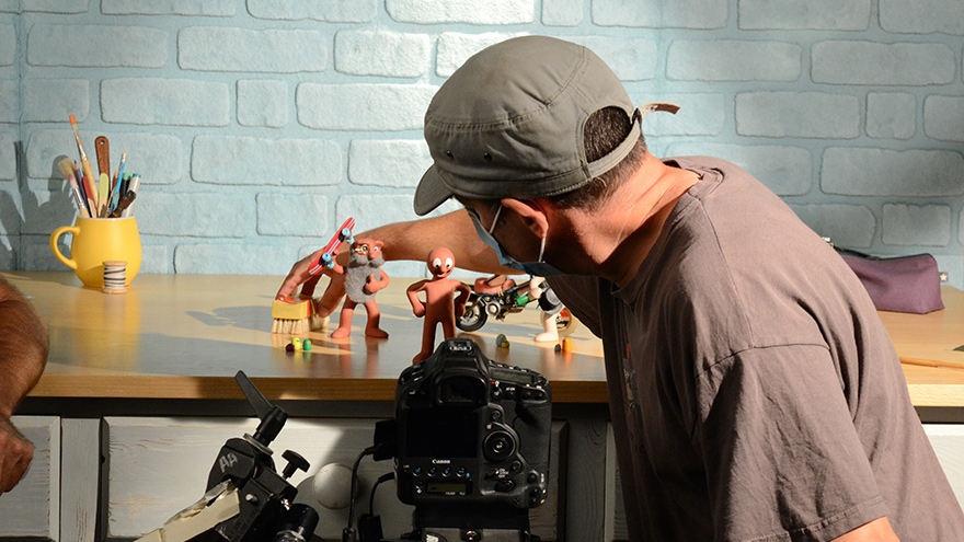 aardman's tweet photo. Art Director Helen Javes, Assistant Animator Hannah Brooks, Set Dresser Phillip Davies and Animation Director Andy Symanowski on the set of The Epic Adventures of Morph.

#BTSW https://t.co/0T0WJb3Krw