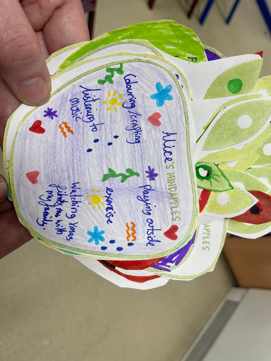 We visited <a href="/stbensmsn/">stbensmsn</a> in Radstock this week, each Friday in golden time the children choose a #Mindapple to share which is such a lovely way to connect and support each other. ❤️🍏
Help us reach more schools like St Benedict's by donating now.  
👉🏽 mindap.pl/BigGive22