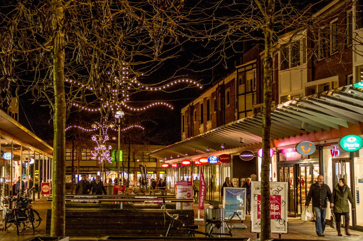 De winkels in onze gemeente mogen vanaf vandaag elke zondag open. De winkeliers hebben de vrijheid om zelf te bepalen welke openstelling op zon- en feestdagen het best past in hun bedrijfsvoering. De oude regeling was dat zij maximaal 12 #koopzondagen per jaar open mochten.