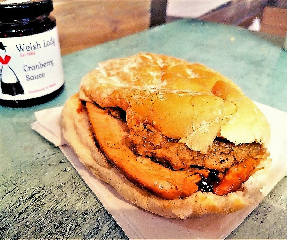 EdwardsofConwy's tweet photo. Hot Food Today /Bwyd Poeth Heddiw
Served from 11am
π΄ It's Lasagne Thursday!
π΄ Roast Turkey, Stuffing & Gravy Baps
π΄ Pork & Apple or Lamb & Mint Sausage Baps
π΄ Soup of the day - Leek & Potato
#LasgneThursday #NearlyLunchTime #GotToBeEdwards https://t.co/G6KrG4l88j