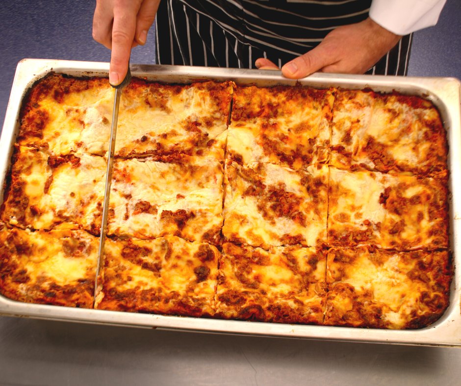 EdwardsofConwy's tweet photo. Hot Food Today /Bwyd Poeth Heddiw
Served from 11am
π΄ It's Lasagne Thursday!
π΄ Roast Turkey, Stuffing & Gravy Baps
π΄ Pork & Apple or Lamb & Mint Sausage Baps
π΄ Soup of the day - Leek & Potato
#LasgneThursday #NearlyLunchTime #GotToBeEdwards https://t.co/G6KrG4l88j
