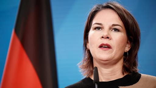 Nachdem <a href="/MazloumAbdi/">Mazloum Abdî مظلوم عبدي</a>, Oberkommandeur der SDF in den letzten Tagen mehr Druck von USA, NATO &amp; Russland auf die Türkei gefordert hatte, gibt es Bewegung:

🇺🇸-Verteidigungsminister Austin &amp; 🇩🇪-Außenministerin Baerbock sprechen sich gegen Bodenoffensive in #Nordostsyrien aus!