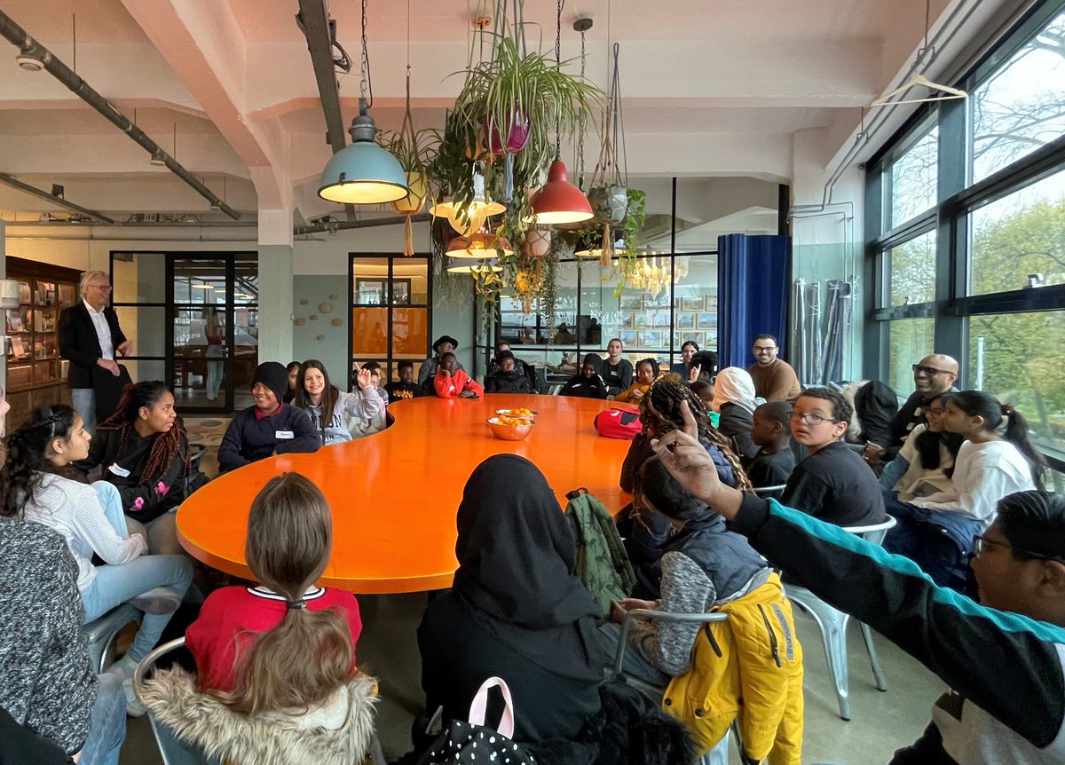 commonaffairsNL's tweet image. Afgelopen zondag waren er ruim dertig #leerlingen van de @Weekendschool op onze studio om kennis te maken met ons mooie vak en zelf met #architectuur en #stedenbouw aan de slag te gaan. 
#educatie #beroepsorientatie #weekendschool #amsterdam