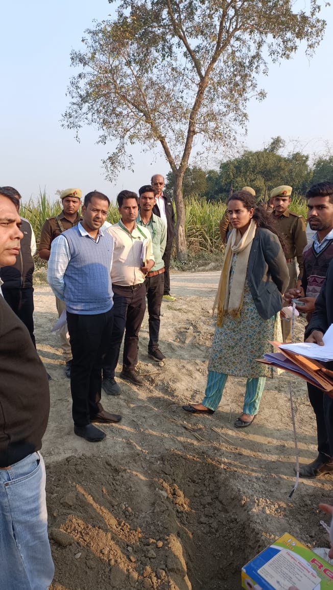 dm_kushinagar's tweet photo. ग्राम खनवार बकलोलही में जल जीवन मिशन के पाइप लाइन का मौके पर जाकर निरीक्षण करते जिलाधिकारी @RameshRanjanIAS कमियों को दुरुस्त करने के निर्देश।
@CMOfficeUP @UPGovt @InfoDeptUP @ChiefSecyUP @ShishirGoUP @InfoUPFactCheck https://t.co/fjXbcNppJO