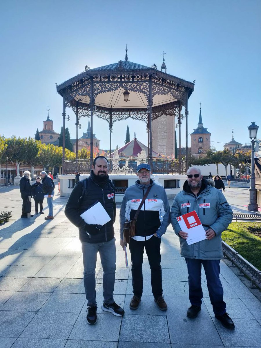industriaccooma's tweet photo. 🔴Exigimos a las administraciones públicas, al @mincoturgob la activación de las Bases firmadas para el Pacto por la Industria tal y como se comprometieron.

🖋️Por eso estamos recogiendo firmas con la ciudadanía en Univ. Complutense #AlcalaDeHenares 

@Industria_CCOO https://t.co/OKmm7k9S1G
