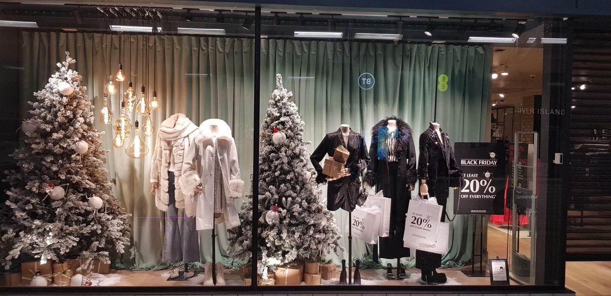 CapRegPLC's tweet image. Great to see yet another one of our retailers upsizing at The Mall Luton. 😄🌟

River Island have just reopened, and their window displays are getting us excited for the festive season ahead. 👀🎉

Well done to the team involved!

#team #luton #newopenings #retail #festiveseason