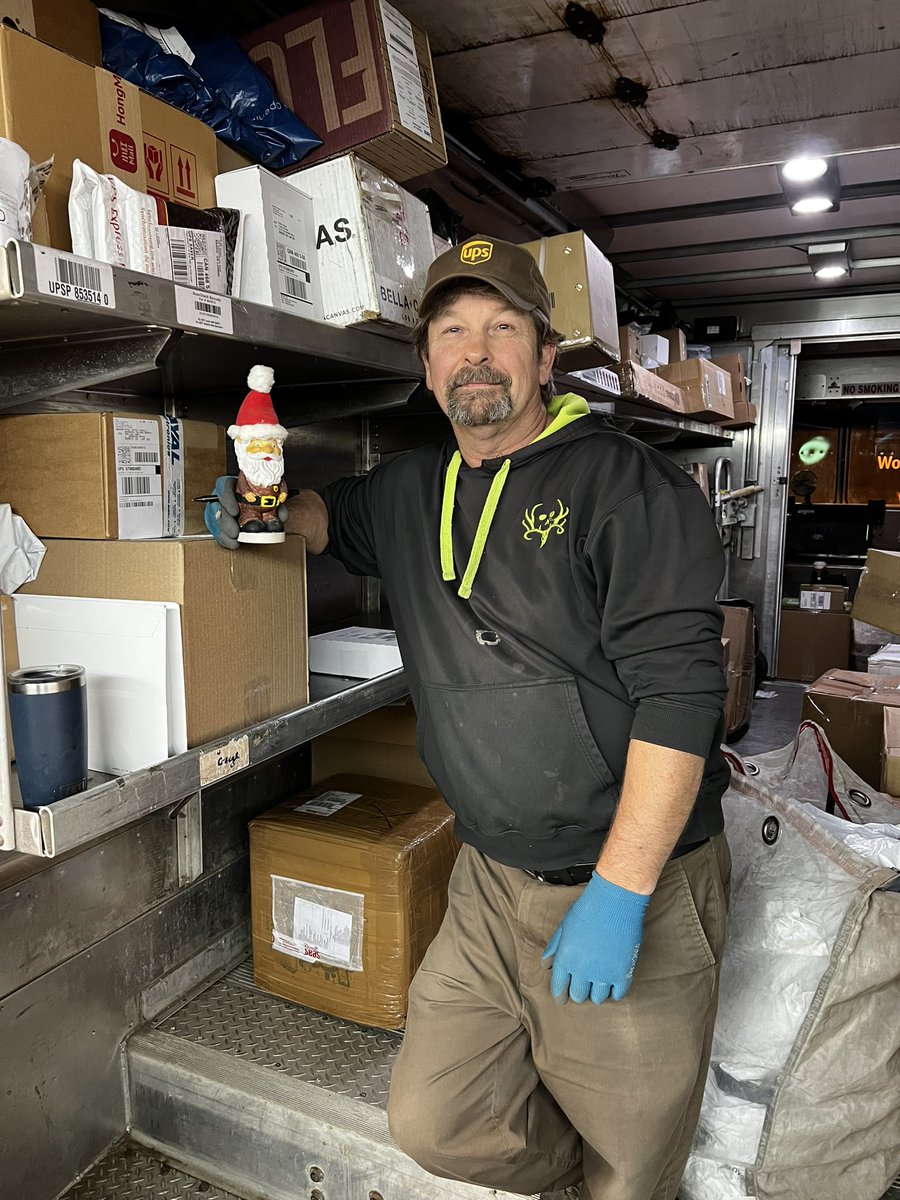 It’s that time of year again. The roaming gnome is back for the holiday season. Working the preload at #BarrieUPS with FSP Ed. #Peak2022 #UPSCanada #WeGotThis 🎄📦💪