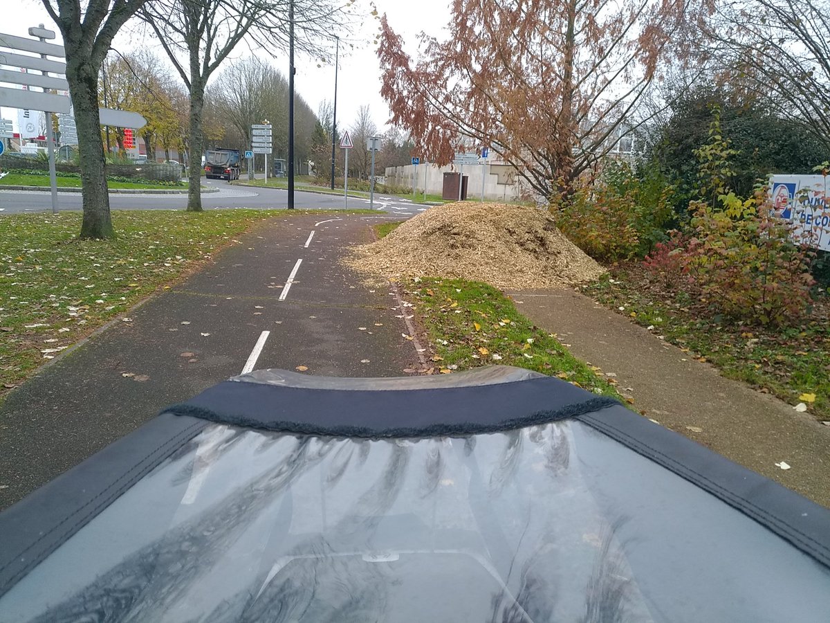 velut78's tweet photo. 😱Il stationne sa calèche sur le trottoir🚶et la retrouve déchiqueté ! #cestpasdrole https://t.co/qrXY2bkRzC