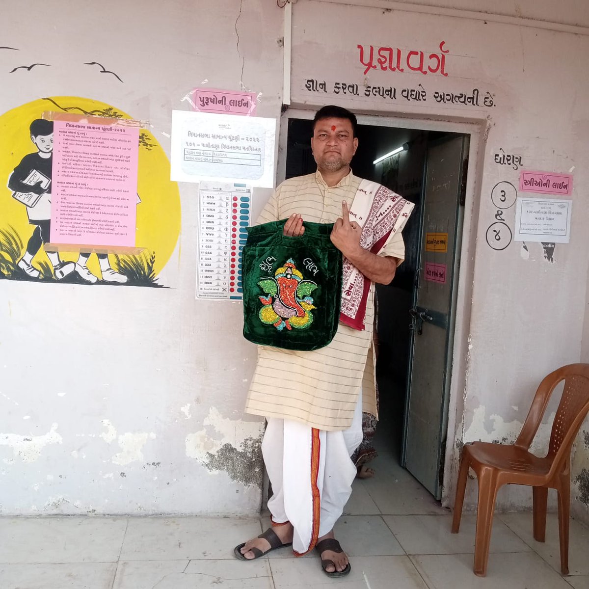 Collectorbhav's tweet photo. ભાવનગરના પાલીતાણા ના સગાપરા ગામે યજમાનને ત્યાં લગ્ન લખ્યા બાદ લગ્ન દેવા જવાનું હોવા છતાં પહેલા શાસ્ત્રીજીએ મતદાન ધર્મ નિભાવ્યો હતો ત્યારબાદ લગ્ન દેવા ગયા હતા
@CEOGujarat @ECISVEEP @SpokespersonECI #GujaratElections2022 #AVSAR #FreeAndFairElections #PowerOfOneVote #GoVote2022 https://t.co/oRSZTKLOoZ