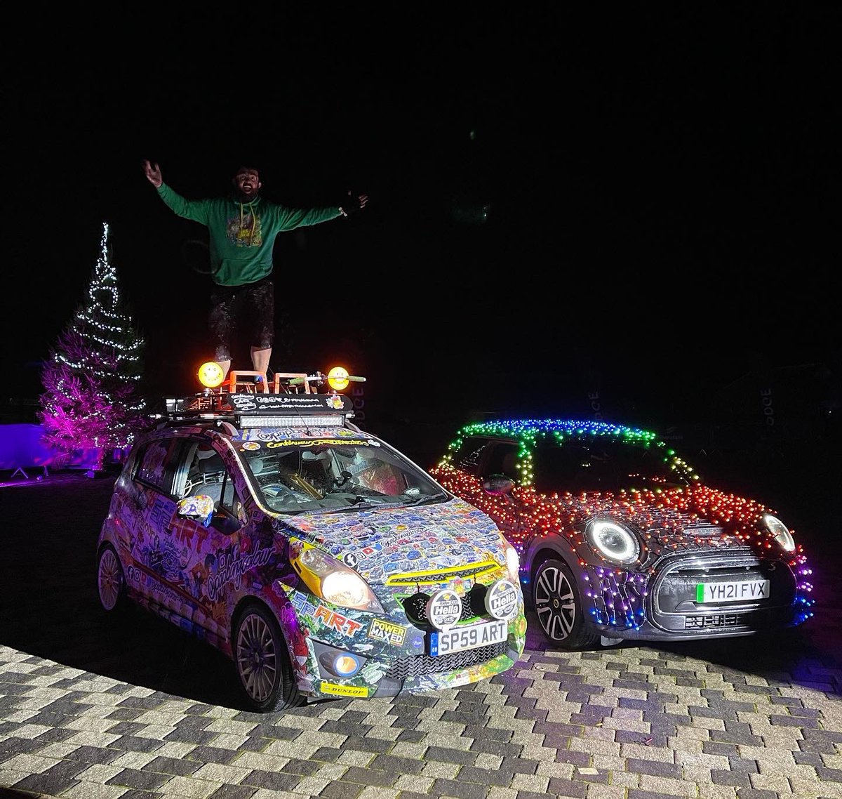 Good news! This Saturday <a href="/FargoVillage/">FarGo Village</a> ‘s Christmas Market <a href="/drivingwithnico/">Driving with Nico</a> will be on site with the latest #FestiveMini 

Last year I joined him &amp; the <a href="/MINIUK/">MINI UK</a> whilst <a href="/SilverstoneUK/">Silverstone</a> ‘s #LapOfLights creating a #ContinuousCar drawing of it #TBT 

Come say hi on Saturday at FarGo!