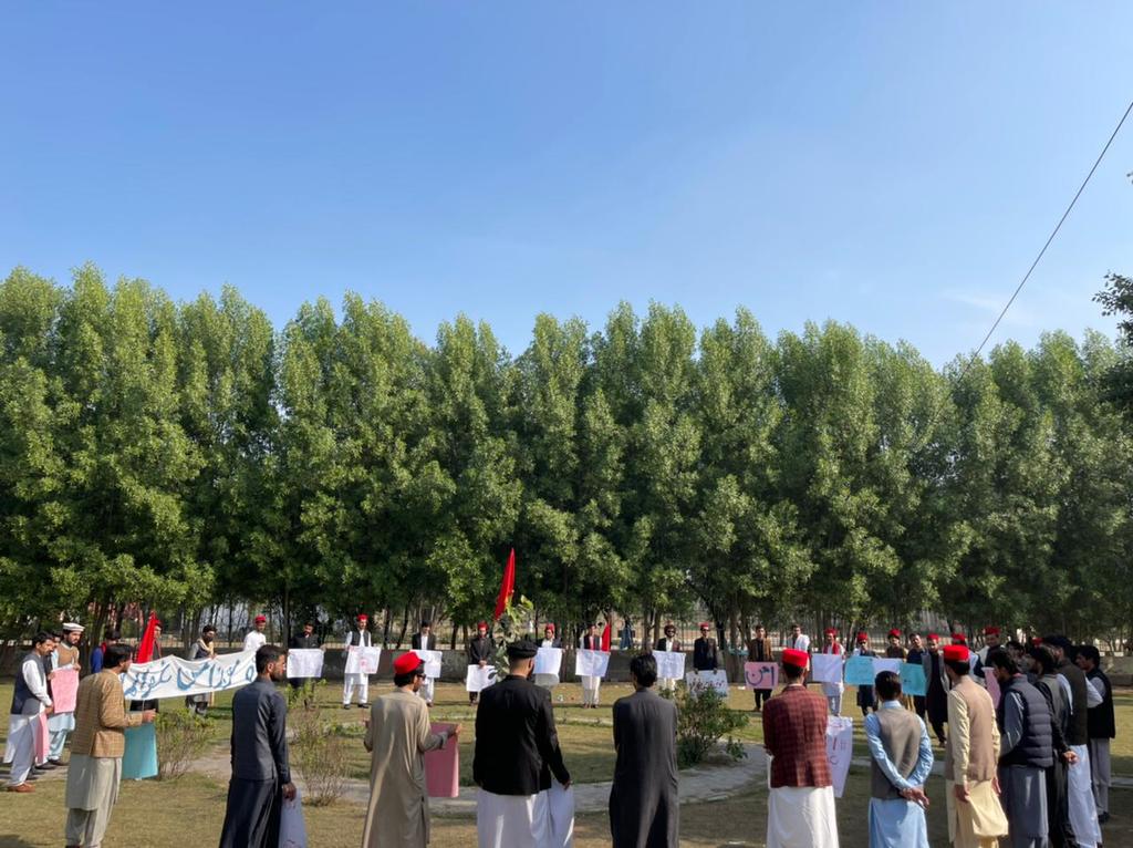 UsmanAfghaan's tweet photo. Today PSF Gomal University Conducted a Protest against The Current wave of Terrorism in Pashtunkhwa. The Students of PSF GU stands with @babaksardar in every thick and thin. 
#IamSardarHussainBabak 
#PSF_GU https://t.co/lmr088tzrM