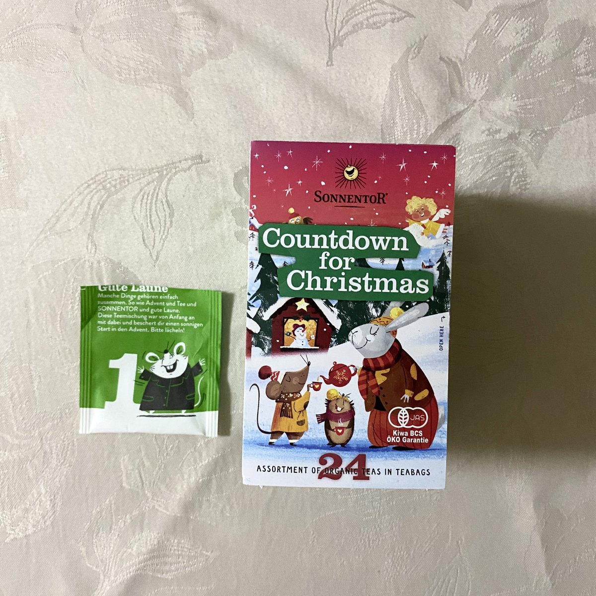 butfirst_tea's tweet photo. 12月1日なので、ゾネントアの「クリスマスカウントダウンのお茶」1袋目を開封☺️
1袋目は、Cheery Herbal Tea��� https://t.co/jVDR8otO00