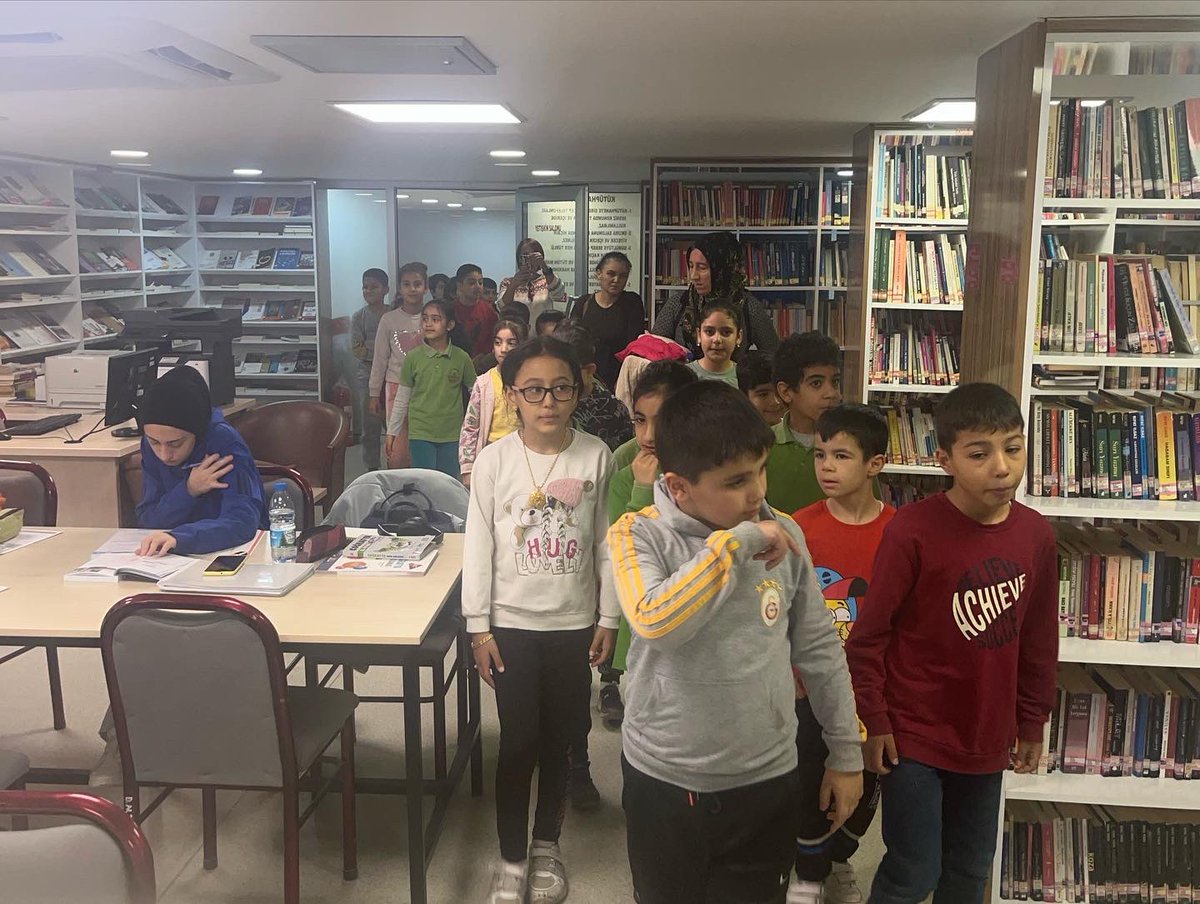 “İlçemizde Kütüphanemize Üye Olmayan Öğrencimiz Kalmasın” projemiz  kapsamında  Hacı Nadire Mersin Cumhuriyet İlkokulu 3-C sınıfını misafir ettik. Öğretmenimiz  Zülfikar ONUR ve öğrencilerimize teşekkür ederiz.  <a href="/KTBKYGM/">KYGM</a> <a href="/kutuphane20/">Denizli 100. Yıl İl Halk Kütüphanesi</a> <a href="/iktm20/">Denizli İl Kültür ve Turizm Müdürlüğü</a> <a href="/Hnmcumhuriyet/">Hacı Nadire Mersin Cumhuriyet İlkokulu</a>