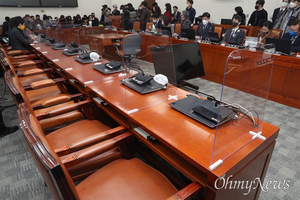 [오마이포토] 유족이 요청한 자리, 국힘은 단 1명도 없었다 naver.me/xPppxWVO '10·29 이태원 참사 희생자 유가족 협의회'(가칭)가 1일 서울 여의도 국회를 방문해 국정조사특별위원장 등과 면담하는 자리에 국민의힘 위원들은 전원 불참해 왼쪽 자리가 비어 있다.