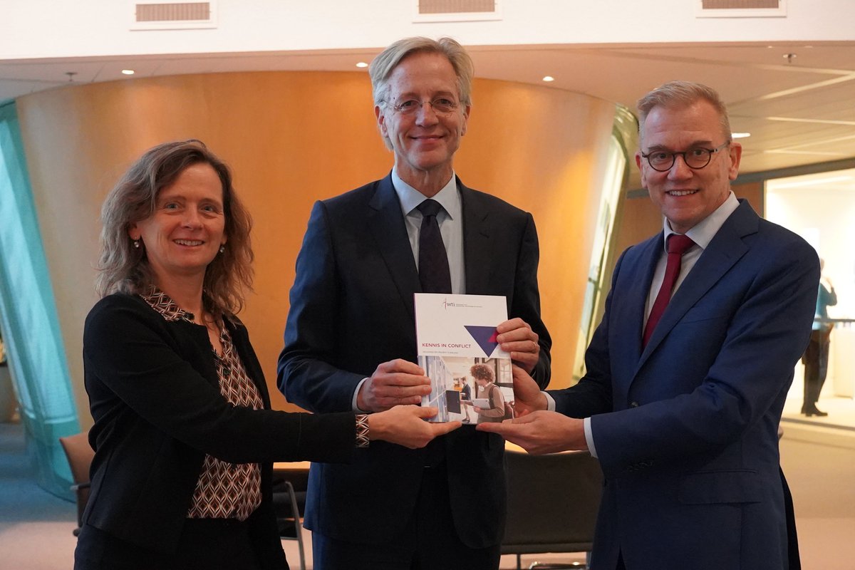‘Kennis in conflict: veiligheid en vrijheid in balans’ is het advies over #kennisveiligheid dat ik van <a href="/eppobruins/">Eppo Bruins</a> en <a href="/EllenMoors/">Ellen Moors</a> @AdviesraadWTI mocht ontvangen. Internationale samenwerking levert veel op maar vraagt om oplettendheid en zorgvuldigheid ⤵️
awti.nl/documenten/adv…