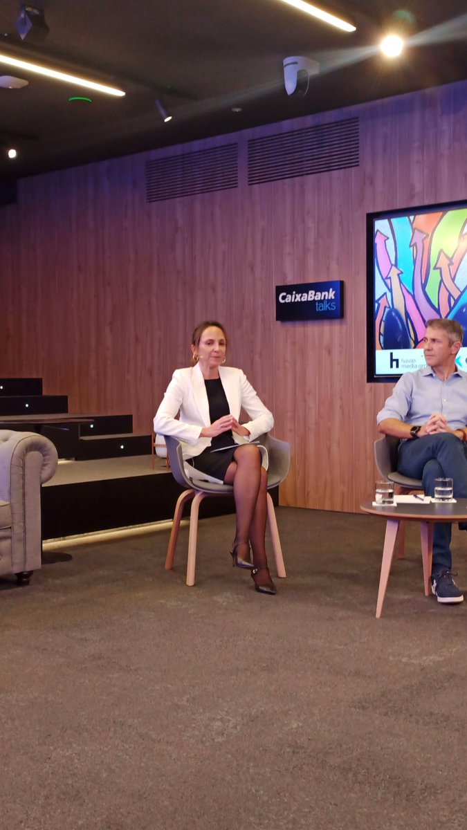 Cristina Fabregat, Directora Comercial de Red Barcelona Ciudad en <a href="/caixabank/">CaixaBank</a>, abre las jornadas hablando de la cultura de #empresa y de la gestión de liderazgo.
#ConversacionesHarvardDeusto