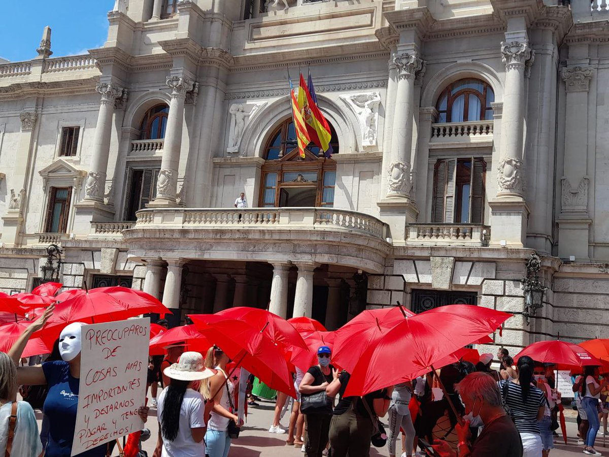 Hoy es un día importantísimo para la lucha de nuestros derechos. Reivindicamos derechos y protección para lxs trabajadorxs sexuales, somos libres de decidir y elegir, dejarnos de tratar como ciudadanxs de segunda.  #IreneMonteroDimisión  #StopDelirioTrans #StopAbolición