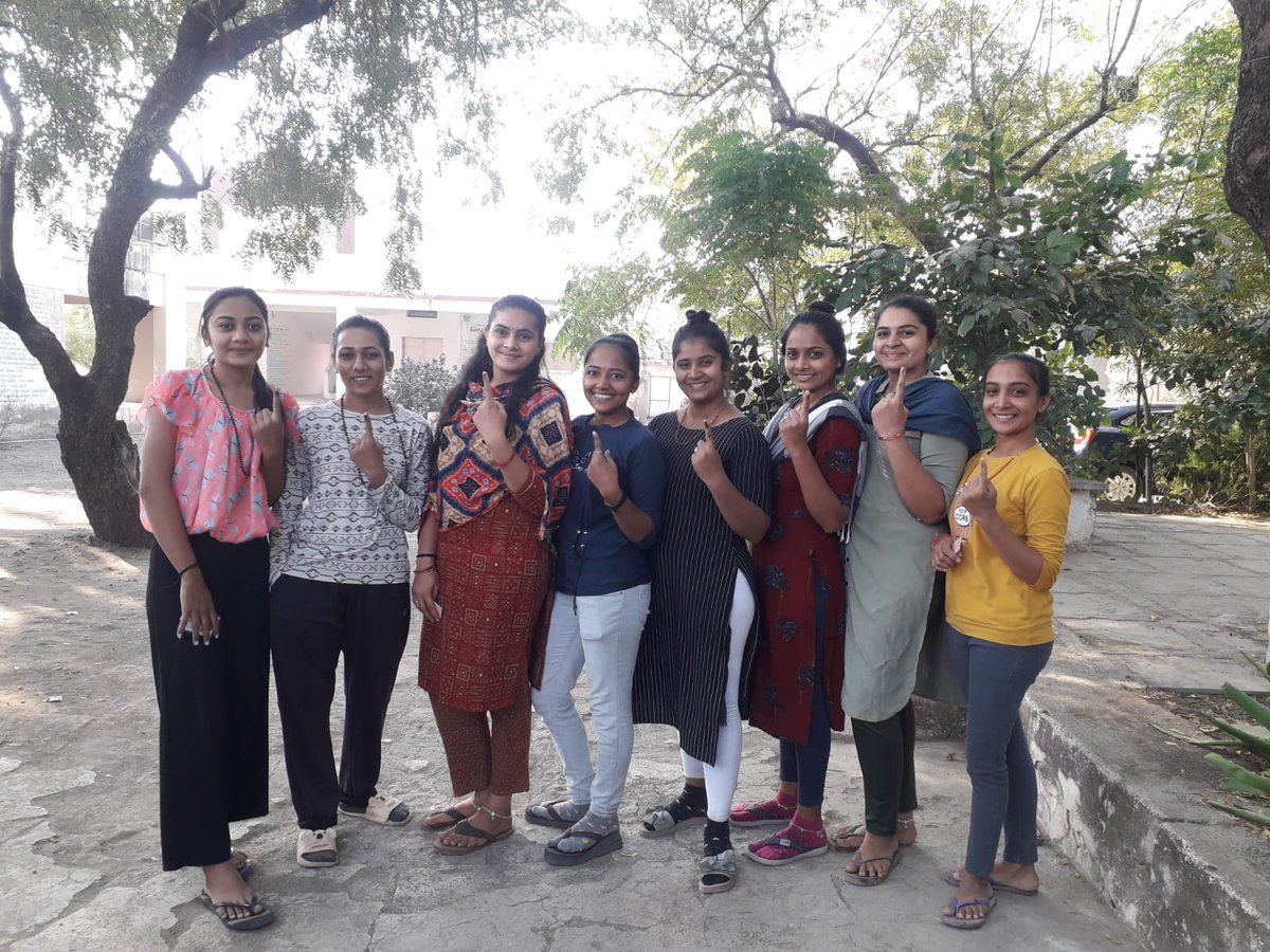 mamlathi's tweet photo. લોકશાહીને સશક્ત બનાવવા અદમ્ય ઉમંગ, જુસ્સા અને ઉત્સાહથી પ્રથમ વખત મતદાન કરી રહેલ લાઠી તાલુકાના યુવા મતદારો.
#CEOGujarat #CollectorAmr #dydeoamr #sdmlathi #GujaratElections2022 #Voter #GoVote #Democracy #NoVoterTobeleftBehind #EveryVoteCounts #AVSAR https://t.co/37AOVR5MTT