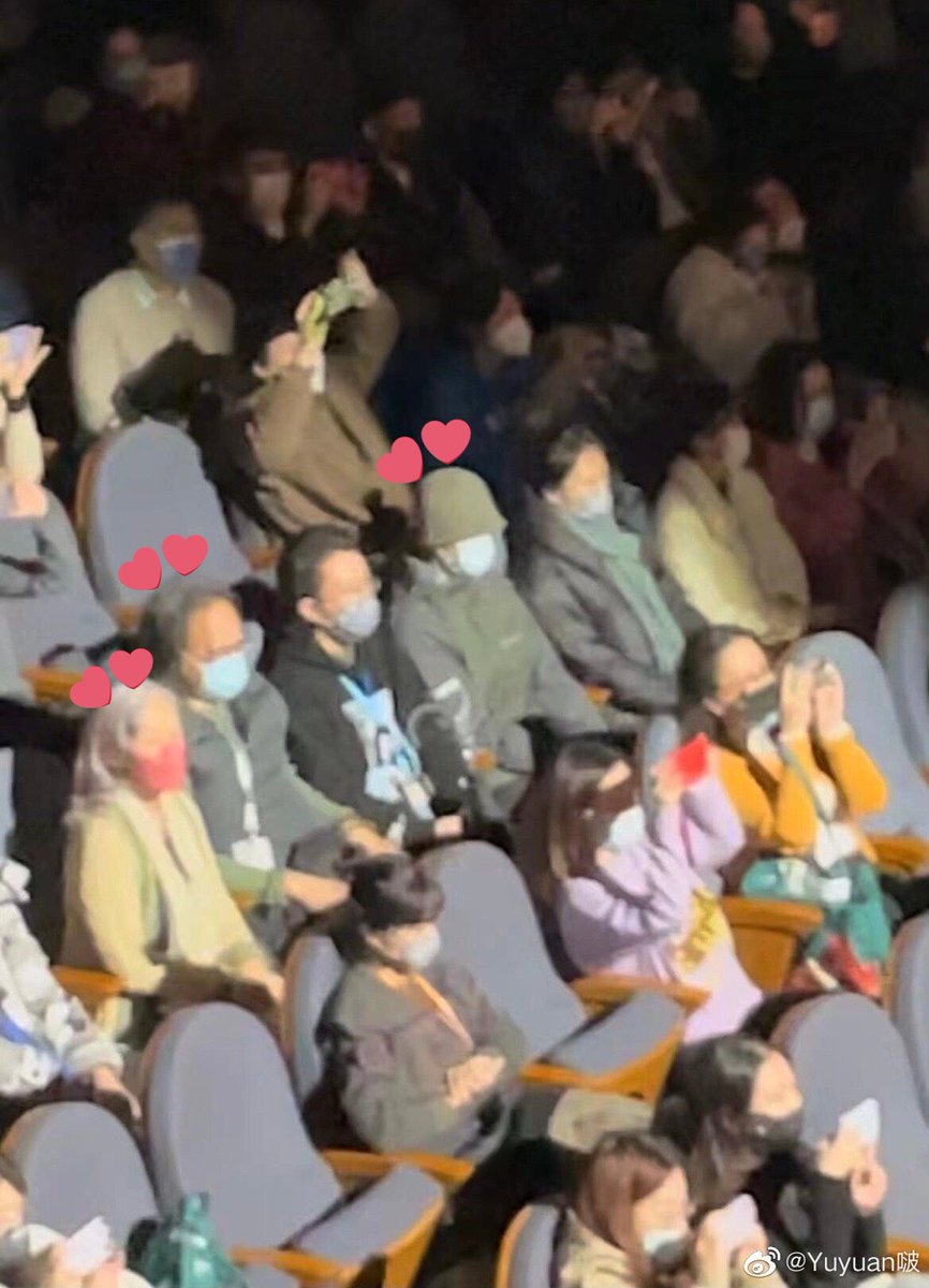envyofyibo's tweet image. Arghhhh!! Yibo watching the performance with Stan Lai &amp;amp; his wife. Stan Lai is the most influential playwright/theatre director in China 😆😎

Yibo at 9th Wuzhen Theatre Festival 2022
#WangYibo王一博 #WangYibo #王一博