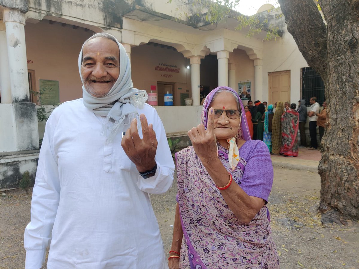 mamlathi's tweet photo. લાઠી તાલુકામાં વૃઘ્ઘો તેમજ સાઘુ સંતો દ્રારા મતદાન કરવામાં આવ્યું
#CEOGujarat #CollectorAmr #dydeoamr #sdmlathi #GujaratElections2022 #Voter #GoVote #Democracy #NoVoterTobeleftBehind #EveryVoteCounts #AVSAR https://t.co/0pfyWgu34H