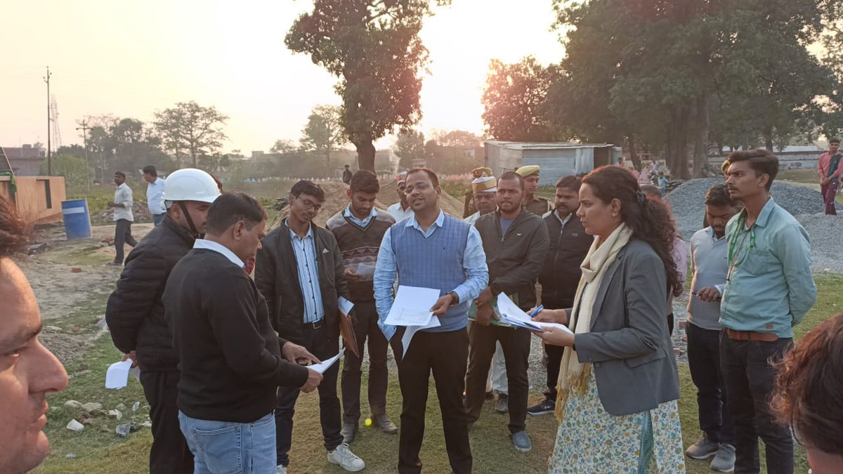 dm_kushinagar's tweet photo. ग्राम पंचायत बरवां कला में जल जीवन मिशन प्रोजेक्ट का निरीक्षण करते जिलाधिकारी @RameshRanjanIAS कार्य मे तीव्रता व गुणवत्ता युक्त कार्य करने के निर्देश दिए।
@CMOfficeUP @UPGovt @InfoDeptUP @ChiefSecyUP @ShishirGoUP @InfoUPFactCheck https://t.co/7ImUb1xwJm