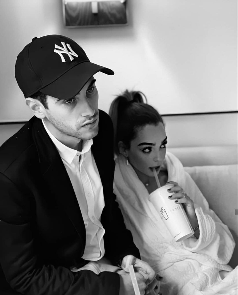 — um dia assistindo novela mexicana com meu namorado no Rave, a thread (parte I)

tw: grande número de surtos