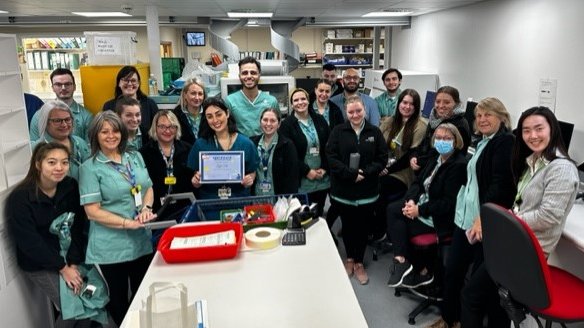 PharmacyWeston1's tweet image. Congratulations to @alysha_soraya on her Weston Spotlight Award😊🎉

She's received it for always going above and beyond in GEMS/ED at Weston  &amp;amp; we're all very proud of here here in pharmacy 🥰#teamweston @uhbwNHS
