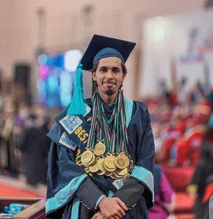 MuftiMufta's tweet photo. اس جوان کو ذرا غور سے دیکھئے اور پھر اس کے گلے میں لٹکے ہوئے اس کےاپنے وجود سے وزنی گولڈمیڈلز کو دیکھیے ۔۔۔ 
یہ ہیں ڈاکٹر ولید جنہوں نے ایم بی بی ایس میں 29 گولڈ میڈل حاصل کیے ہیں ۔۔۔ صرف 29 گولڈ !!
میں آپ کو بار بار دیکھنے کا صرف اس لئے کہہ رہا ہے کیونکہ یہ لڑکا آپ کو پھر ۔۔ https://t.co/MKhyvJojNy