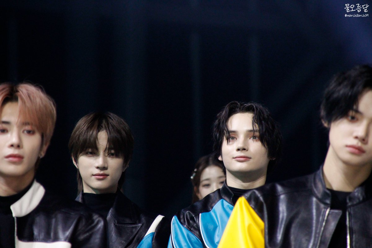 marchlarch39's tweet photo. 221126 MMA 가수대기석 투바투
#MMA #MMA2022 #TXT #투바투 #TOMORROW_X_TOGETHER #투모로우바이투게더 #TXTatMMA2022 #HUENINGKAI #휴닝카이 https://t.co/35tyXk12zg