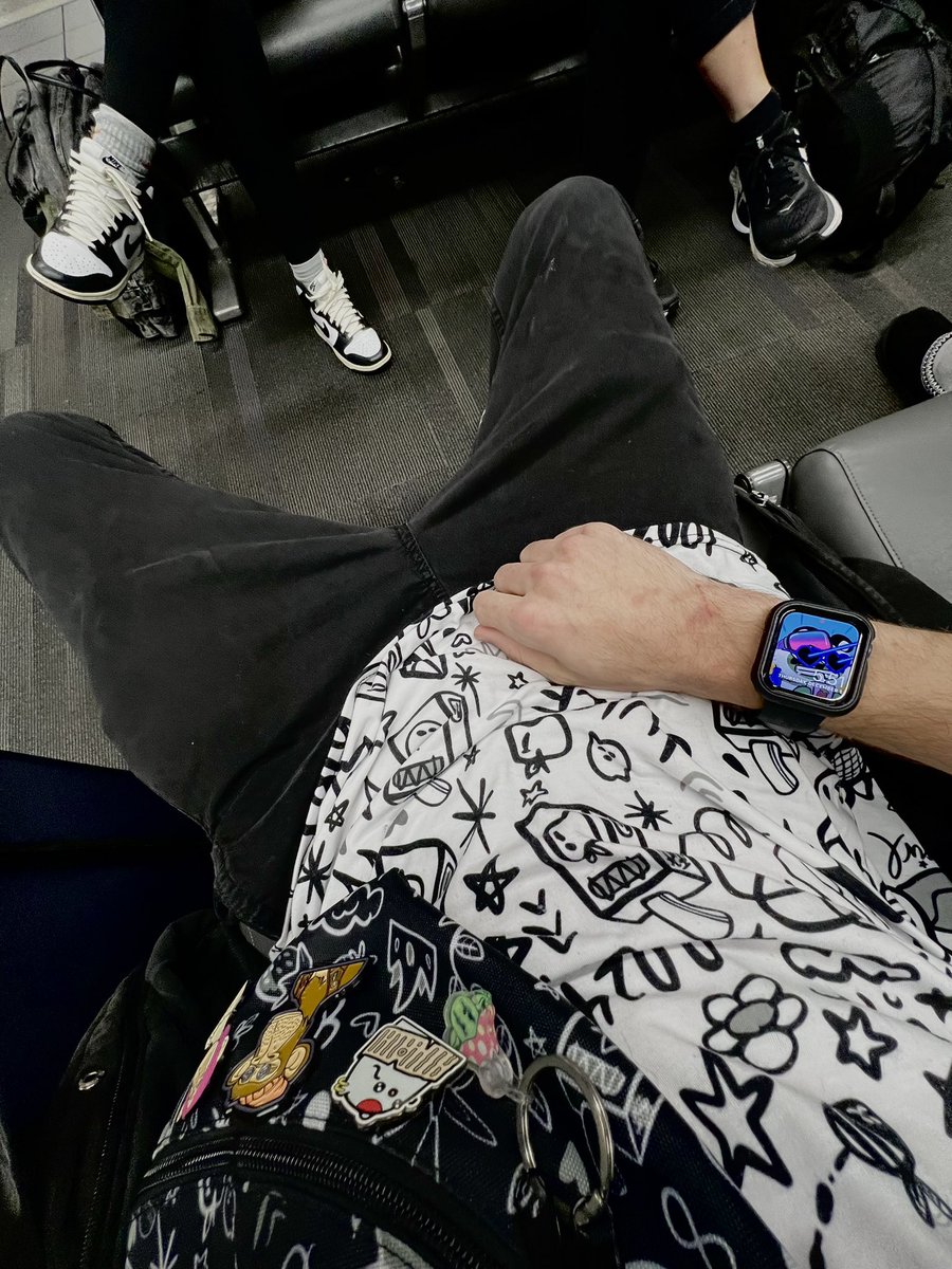 G FOOKIN M GANG. SEE YOU IN 3 HOURS😏 reppin <a href="/Juiceboxfrens/">Juicebox frens</a> merch today from the incredible <a href="/SeraStargirl/">Sera☆</a> 🧃