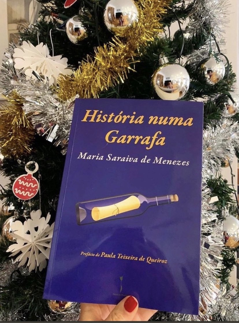 Dia 1 de Dezembro é para começar a pensar nas festas, nas decorações e em ofertas simbólicas para os mais queridos. Encomende aqui o livro ‘História numa Garrafa’ e ofereça autografado. São mais de 1000 histórias curtas, 20 % de desconto e oferta de portes. 🎄 🎅🏻 🤶🏼